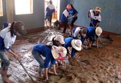 Union members clear mud and soil at a school following a flash flood in Quang Trach District in central Quang Binh Province. (Photo:VNA) Union members clear mud and soil at a school following a flash flood in Quang Trach District in central Quang Binh Province. (Photo:VNA)